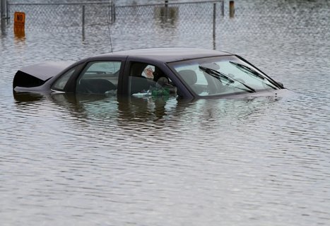 車輛被水泡了怎樣處理？車輛涉水應(yīng)急自救指南
