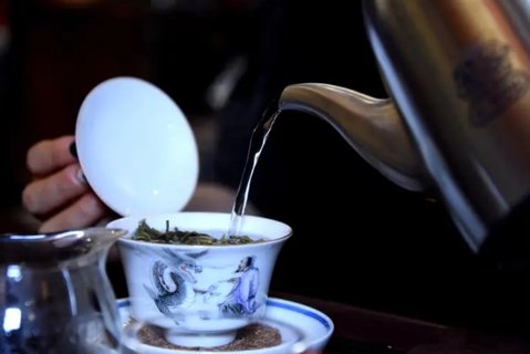 經(jīng)常喝茶會導(dǎo)致腎結(jié)石嗎？喝茶和腎結(jié)石的關(guān)系
